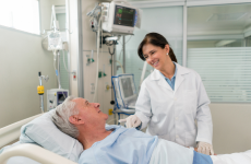 Geriatrie Patient Ärztin lächelnd 