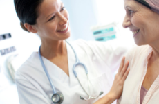 Gastrologie Ärztin und Patientin  lachend 