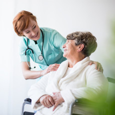 Geriatrie_Patientin_Ärztin_lächelnd 