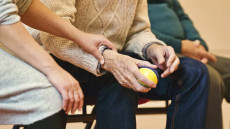 Geriatrie_Hand_mit_Kugel 