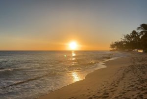 ©Hannes Joseph Sonnenuntergang mit Sonne: Worthing Beach, Christ Church; Barbados