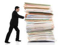 Mann schiebt Akten_dreamstime_lD_39048800_lodrakon